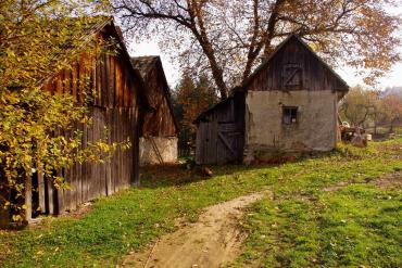 Traditional farm buildings have cultural and historical value and revive the character of the traditional agricultural landscape with scattered settlements on highlands. © Martina Slámová.