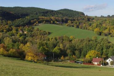 The valley of Pustoveský stream is covered with farmlands consisting of scattered settlements (called “kopanice”), pastures, cut meadows and orchards. © Martina Slámová.